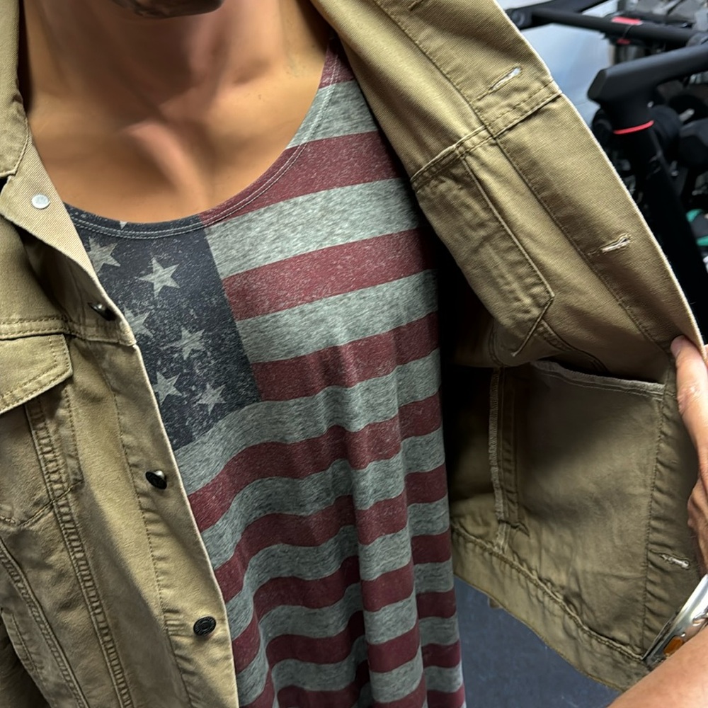 Levi’s tan denim jacket worn once only on a film shoot - great condition jacket - Picture 4 of 13